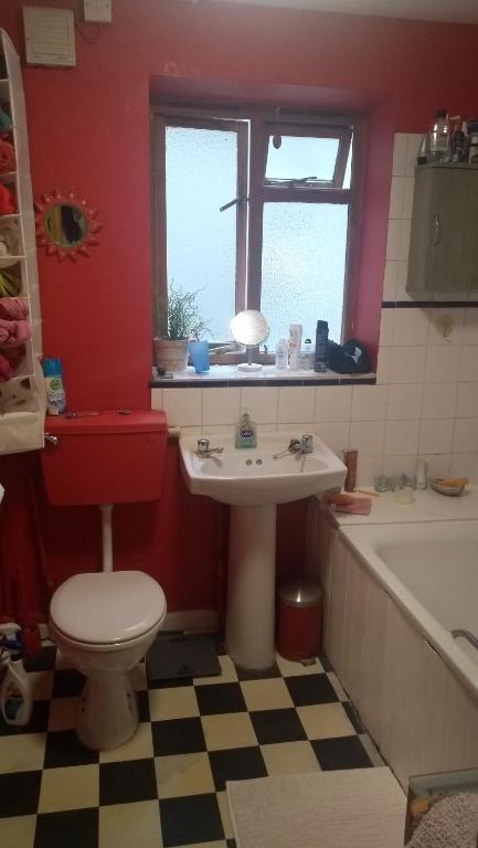 Homey, warm & welcoming room. room 2